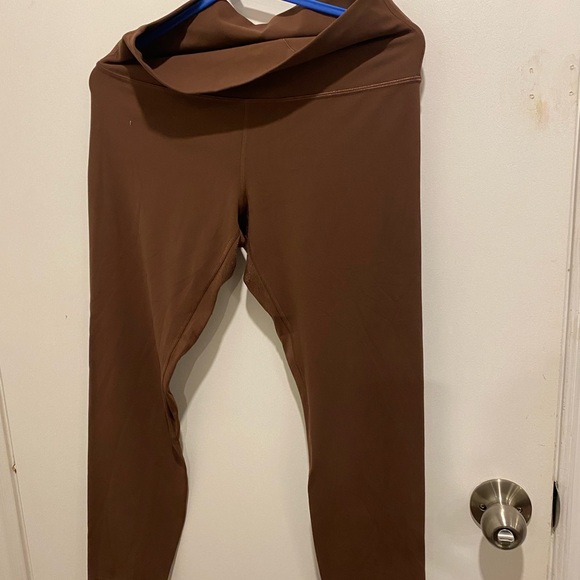 Lullulemon legging was seldom used - Picture 6 of 8